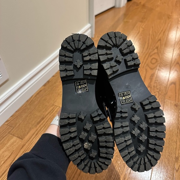 Elegant Black Patent Leather Loafers with Gold Accent - Picture 3 of 3